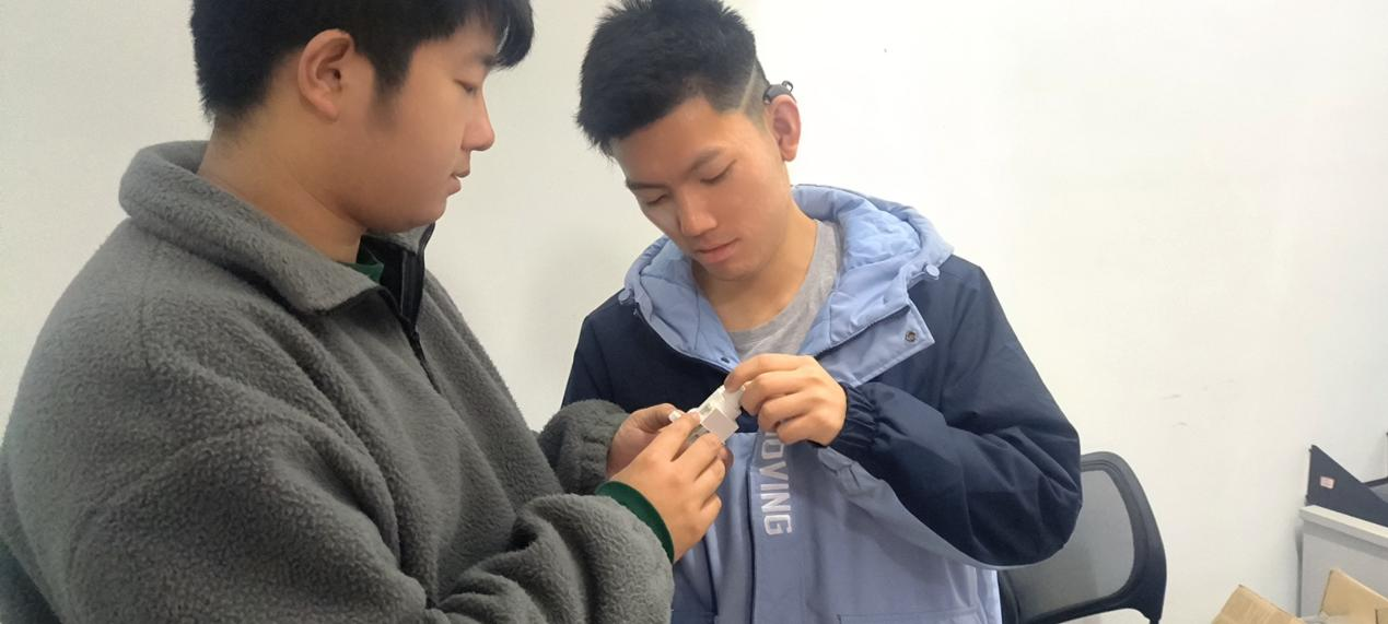 学员们相互切磋 学员们相互切磋